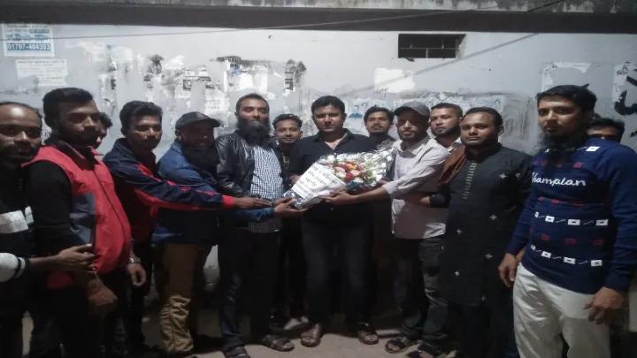 বরিশাল বাস মালিক সমিতির সভাপতিকে তাঁতী লীগের ফুলের শুভেচ্ছা বরিশাল_বাস_মালিক_সমিতির_সভাপতিকে_তাঁতী_লীগের_ফুলের_শুভেচ্ছা
